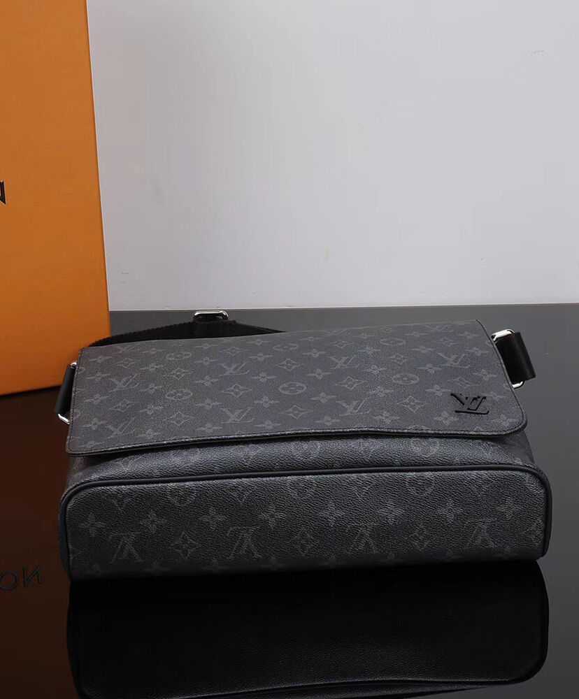 Louis Vuitton District MM M44001 Black