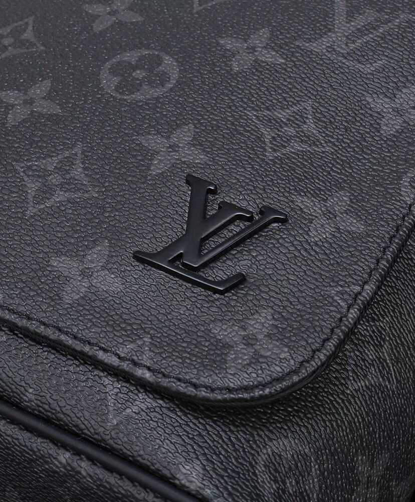 Louis Vuitton District MM M44001 Black