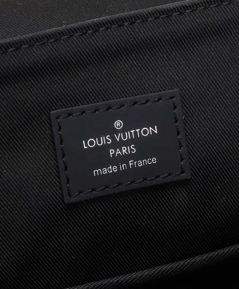 Louis Vuitton District MM M44001 Black