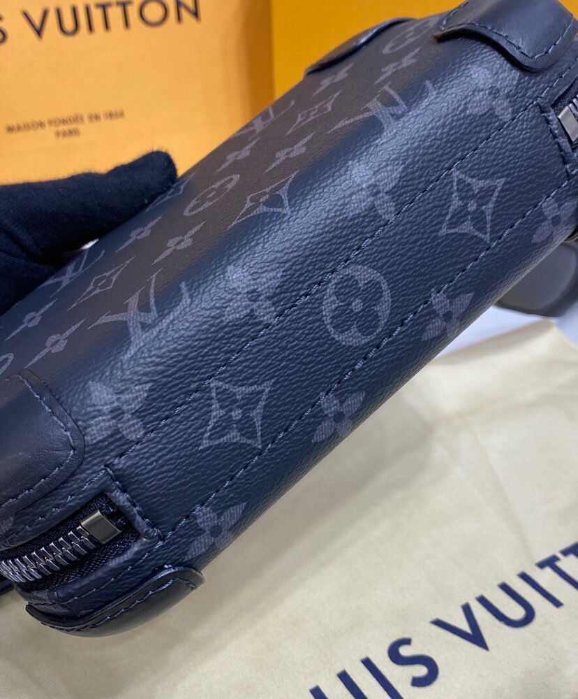 Louis Vuitton Horizon Clutch M45579 Black