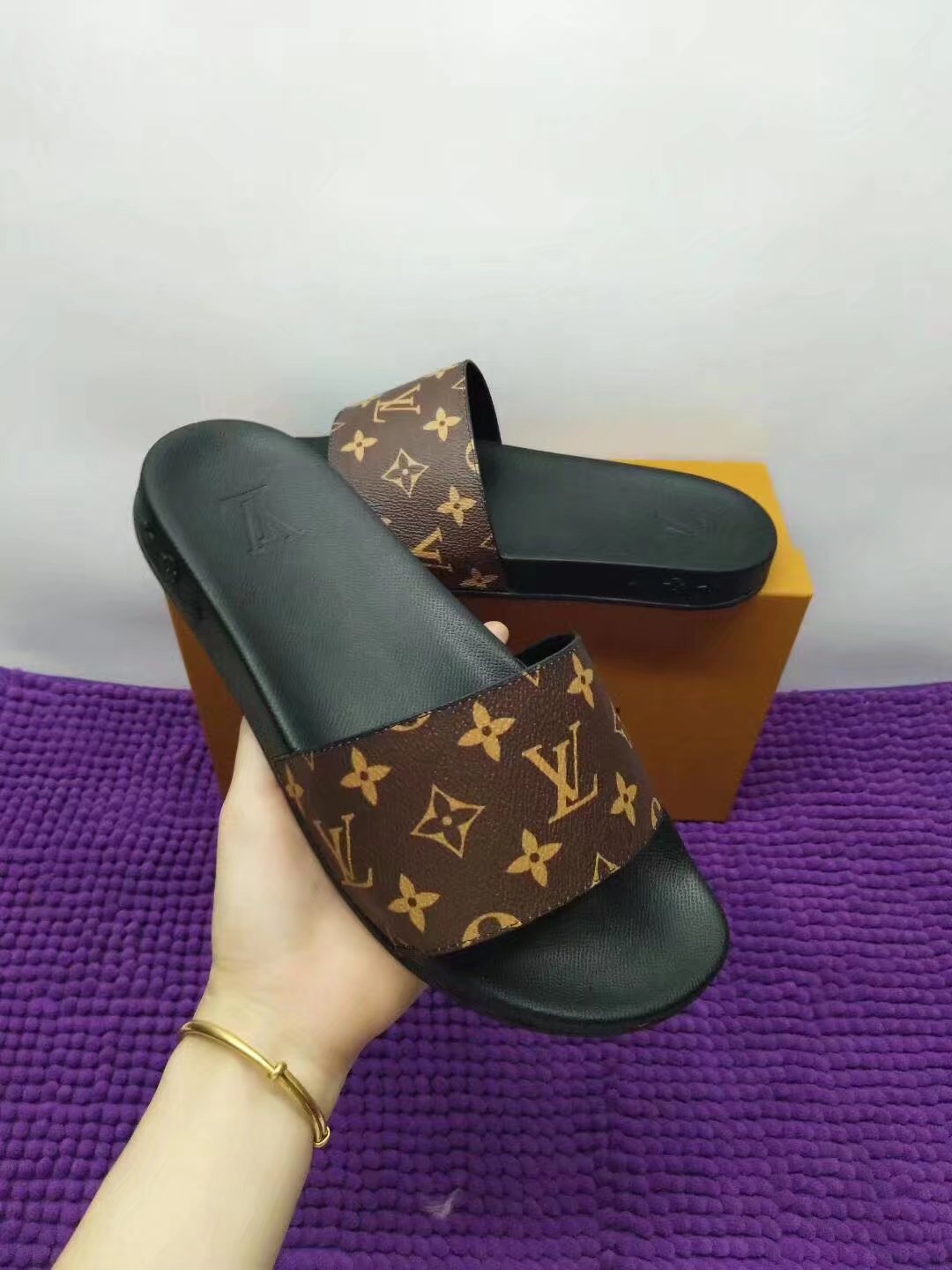 Louis Vuitton Outlet Lovers slippers LV882OM