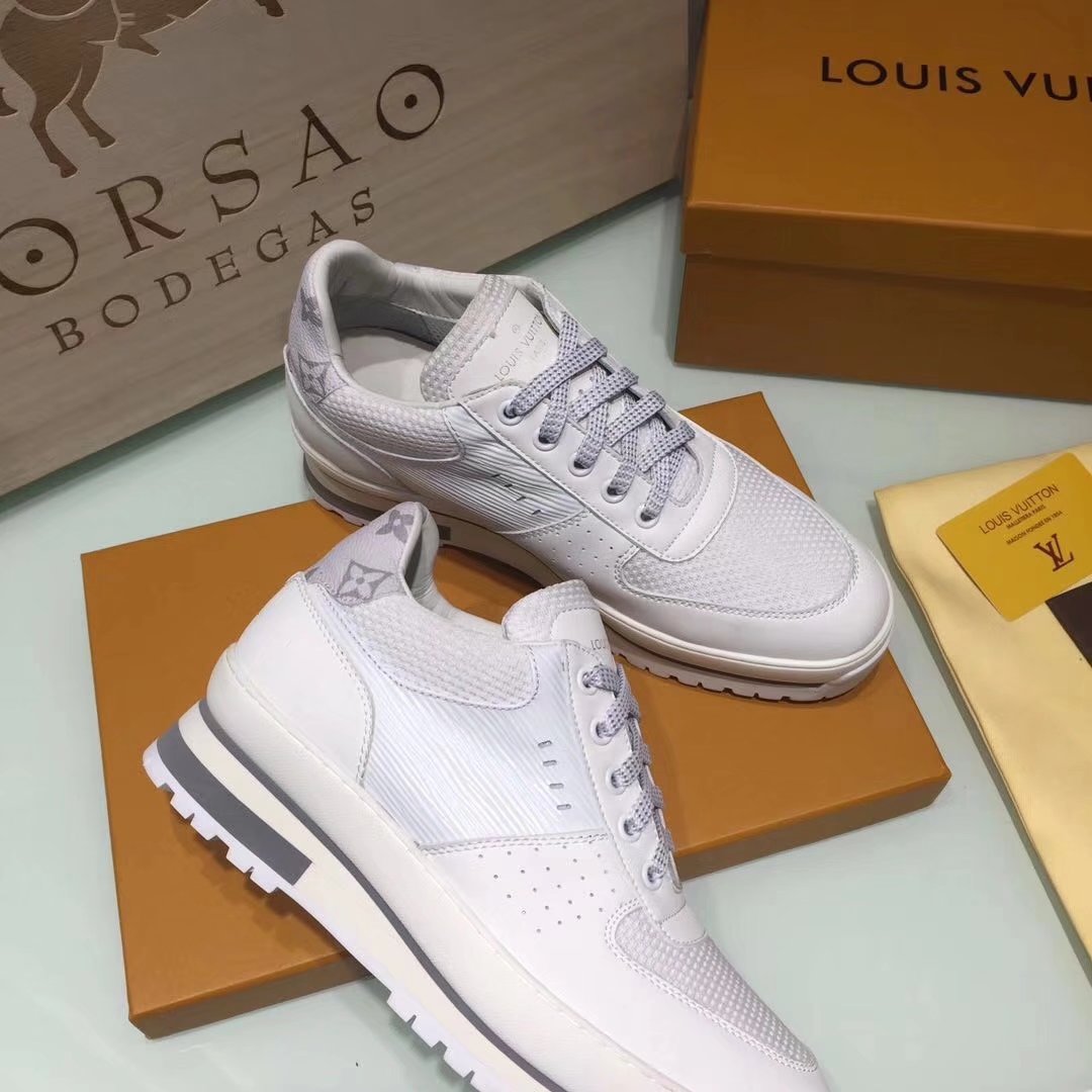 Louis Vuitton Outlet mans RUN AWAY SNEAKER LV841TZ white