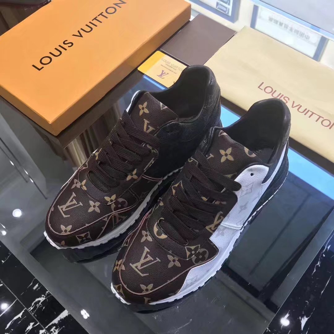 Louis Vuitton Outlet mans RUN AWAY SNEAKER LV841TZ